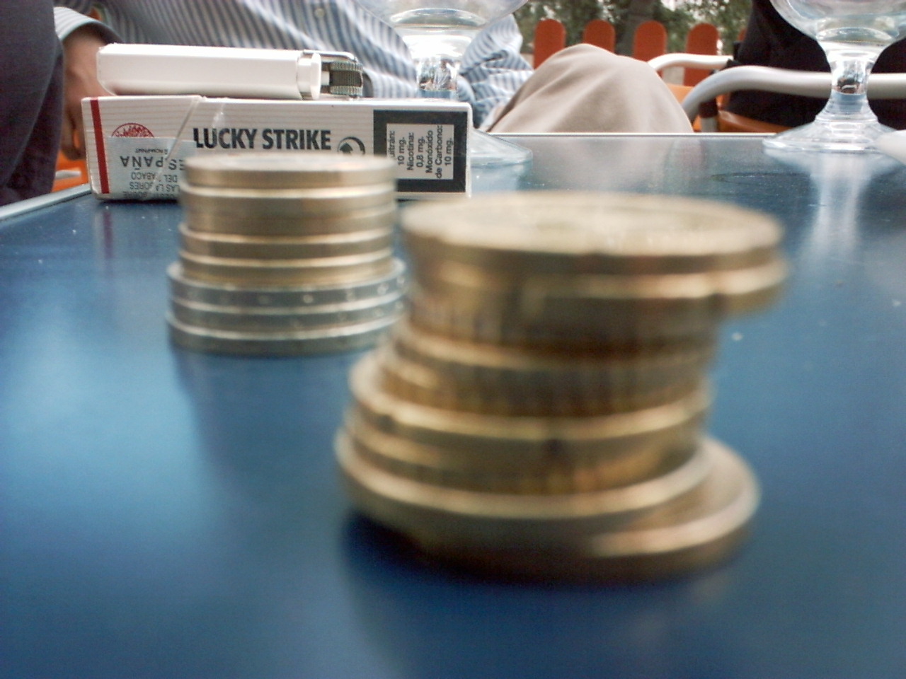 כסף על השולחן