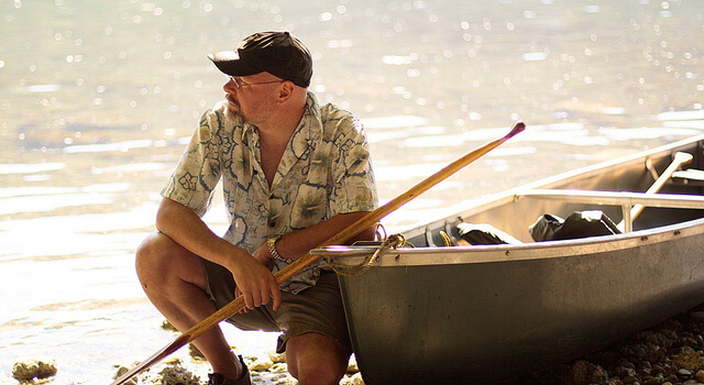 איש זקן ליד הים